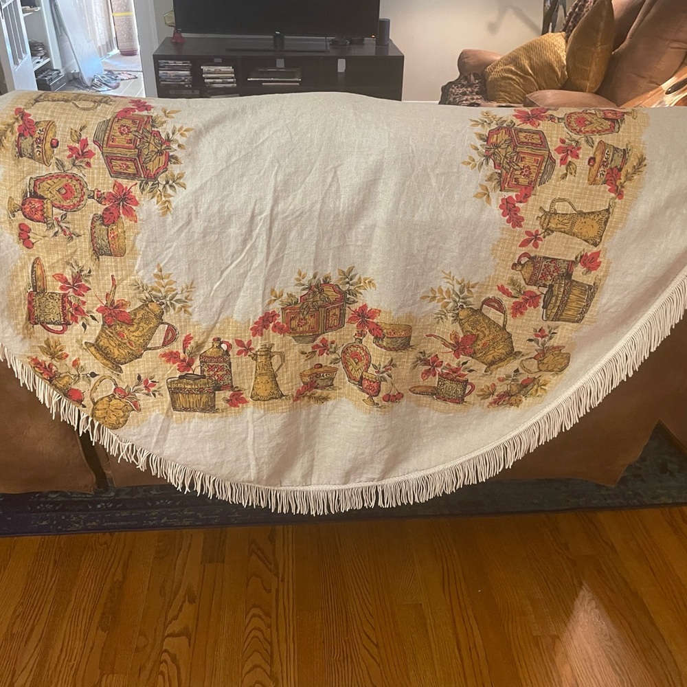 Vintage 1970s Round Fringe tablecloth